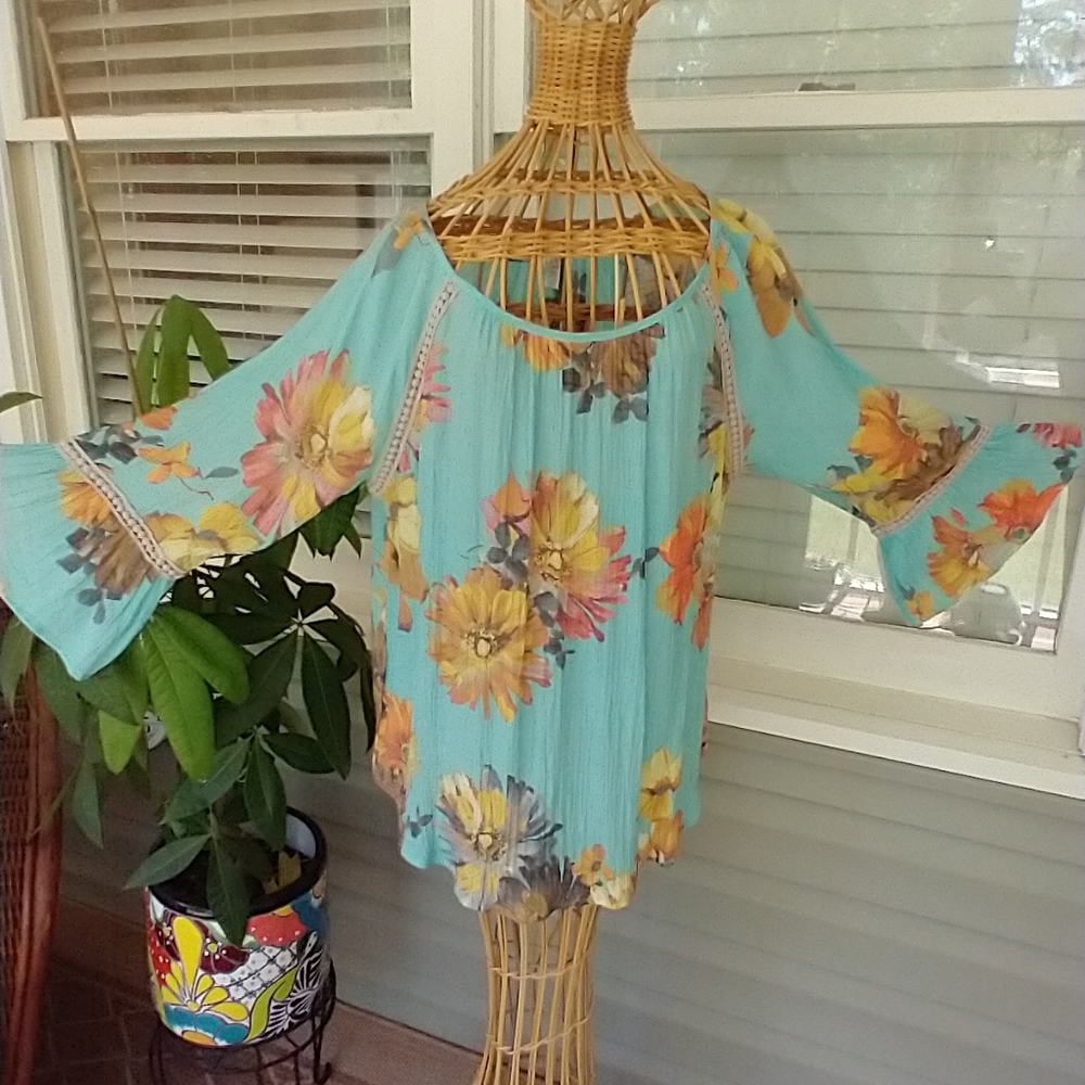 Top NWOT Spense Floral blouse - Picture 1 of 6